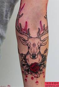Un patrón de tatuaxe de antílope individualidade do brazo
