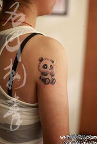 Lámh an cailín gleoite agus álainn patrún tattoo beag panda
