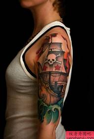 Traballo de tatuaxe de barco pirata de brazo