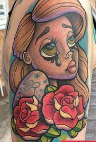 Arm kreatiewe meisie tatoeëring werk