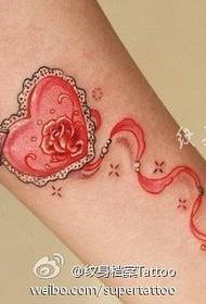 Milujúci tetovací vzor pre dievčatá s krásnou rukou