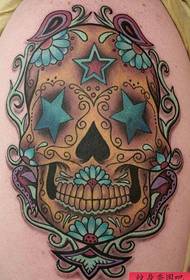 A barra de espectáculos de tatuaxes recomendou un patrón de tatuaxe de cráneo europeo e americano