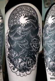 Un patró de tatuatge de corb fresc amb un braç fresc