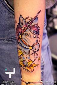 Los tatuajes de unicornio de color de brazo son compartidos por tatuajes