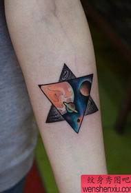 Rankos žvaigždė tatuiruotė su penkiakampėmis žvaigždutėmis