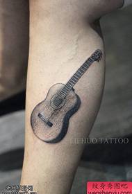 Tatoveringer med armgitar deles af tatoveringer