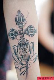 Tatuointinäyttely, suosittele käsivarren muste lootuskukka- ja ristidimanttia 杵 tatuointityötä