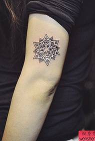 A barra di spettacoli di tatuaggi hà cunsigliatu un mudellu di tatuaggi di stella di bracciu