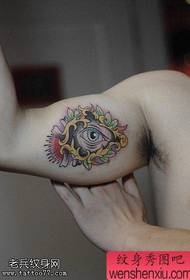 tatuazhet e syve me ngjyra të krahut ndahen nga tatuazhet