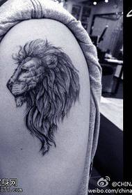 Tatoeage show, beveel een tattoo-arm met leeuwenkop aan