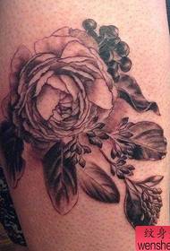 Тату-шоу-бар рекомендував малюнок татуювання троянди під руку