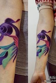 pola tato ikan mas lengan berwarna-warni