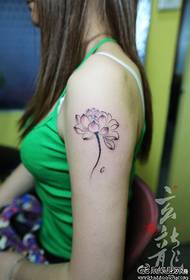 Brațul fetei model de tatuaj de lotus de cerneală clar și elegant