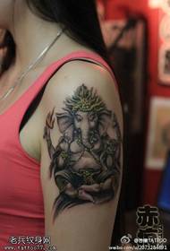 A nő karját, mint egy tetoválás tetoválást, megosztja a tetoválás múzeuma