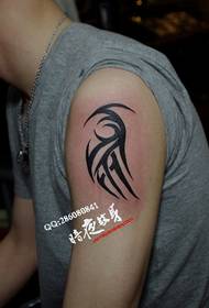 Šanchajaus tatuiruotės rodymo paveikslėlis Tamsus tatuiruotės darbas: rankos „Totem“ tatuiruotė