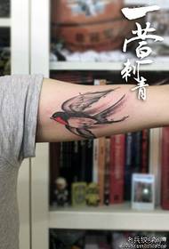 Patron clàssic de tatuatge oreneta de moda de braç