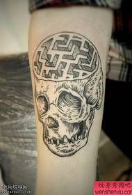 Arm kreatiewe puntagtige skedel tatoeëermerk