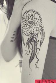 Τατουάζ δείχνουν, συστήνουν τα χέρια των γυναικών όνειρο catcher τατουάζ εργασία