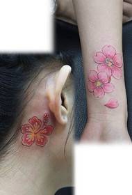 Узорак женске тетоваже: узорак боје тетоваже у боји трешње