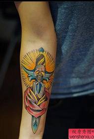 Pintonan tato, nyarankeun pedang warna panangan, nganggo tato mawar