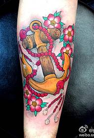 Patrón de tatuaxe de áncora de cor do brazo