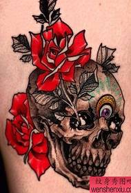 Tetovēšanas šova attēlā tika ieteikts Taro rožu tetovējuma modelis