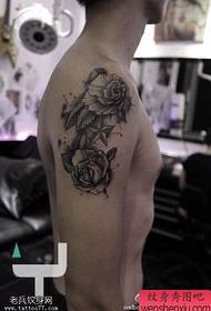 Тетоважа шоу, препорачуваат работа со тетоважи со црно-бела роза
