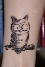 Iphethini ye tattoo yengalo: ingalo elula ye-owl tattoo