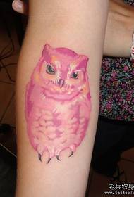 手臂一款彩色猫头鹰纹身图案
