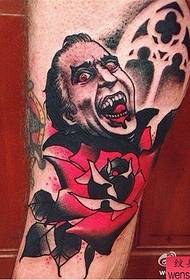 Um padrão de tatuagem de vampiro de braço