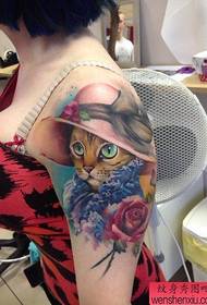 žena paže farba tetovanie vzor mačky