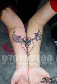 Brazo elegante par fermosas con patróns de tatuaxe de ás e ás