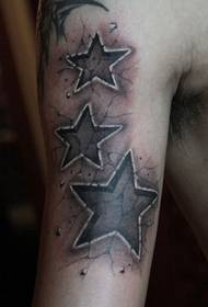 Изграден камен втиснат во форма на тетоважа со петкратени starвездички