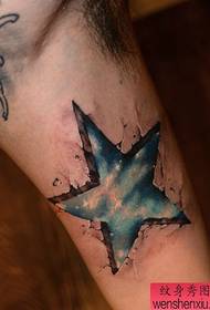 rokas krāsas zvaigžņots zīmols ar piecstaru zvaigžņu tetovējumu