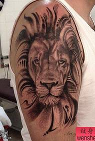 Tattoo შოუ, გირჩევთ მკლავი დომინირების შავი და თეთრი სტილის ლომის ტატულის სურათი