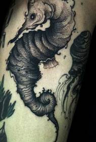 Tatuaje de hipocampo en branco e negro