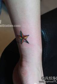 Djevojčica u boji malog uzorka tetovaže zvijezde s pet utora