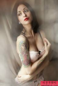 Tattoo show, odporúčam ženské rameno, tetovanie Panny Márie