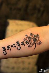Tatuaje ikuskizunen irudiak beso sanskritoa lotus tatuaje eredua gomendatu zuen