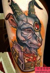 Tattoo show bar rekommenderade en arm skola stil färgade antilopatatuering mönster