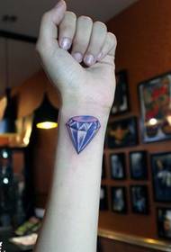 Meisje earm kleurde diamant tatoeëringspatroon