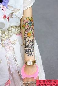 Nainen käsivarsi jousi aakkoset tatuointi työtä