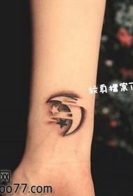 Rankos gražus mėnulio žvaigždžių tatuiruotės modelis
