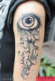 Arm sort og hvitt øye fisk tatoveringsbilde delt av tatovering