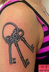 Tetovēšanas šovs, iesakiet sievietes rokas atslēgas tetovēšanas darbu