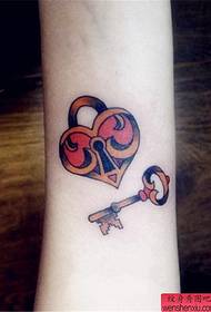 brazo de rapaza en forma de corazón patrón de tatuaxe clave de bloqueo
