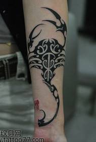 Un patrón de tatuaje de escorpión tótem guapo y guapo