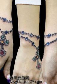 Hermoso tatuaje clásico de pulsera con brazo