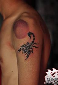 Arm gwapo at tanyag na pattern ng tattoo scorpion na totem