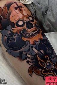 Tato lengan dan mawar digunakan bersama oleh ruang tato